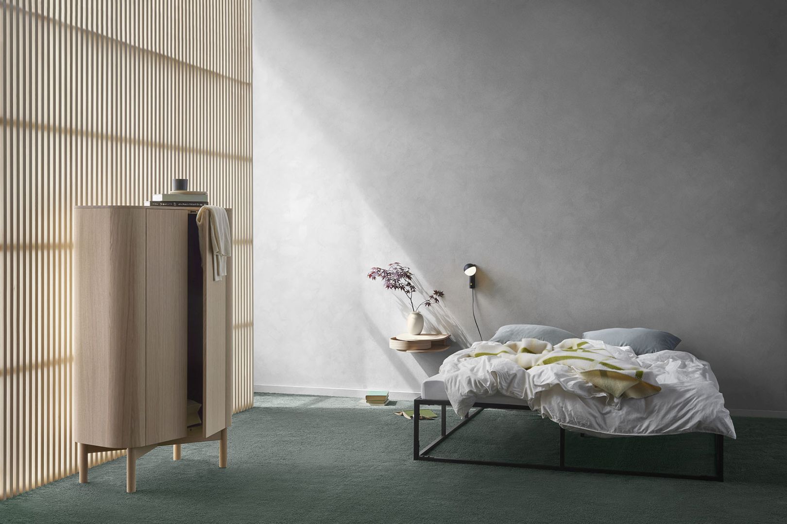 Loud Schrank aus geräucherter Eiche im Schlafzimmer mit Bett und grünen Teppich.