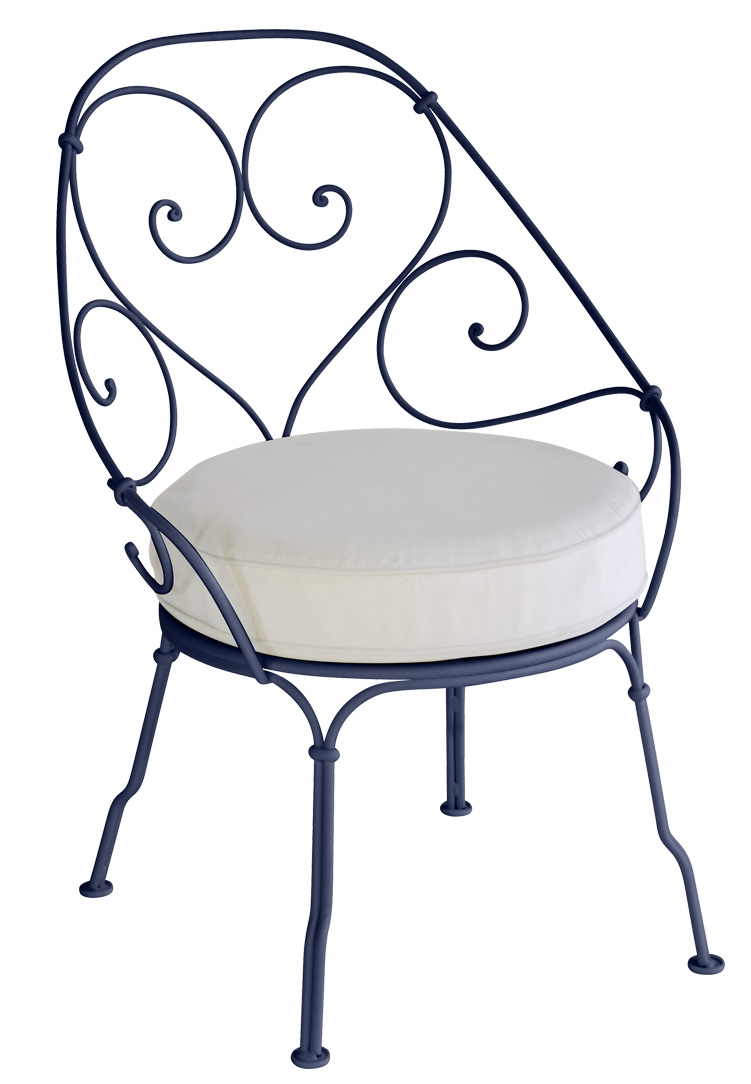 Fermob 1900 Sessel Cabriolet für den Außenbereich, blaues Metallgestell mit cremefarbenem Sitzkissen.