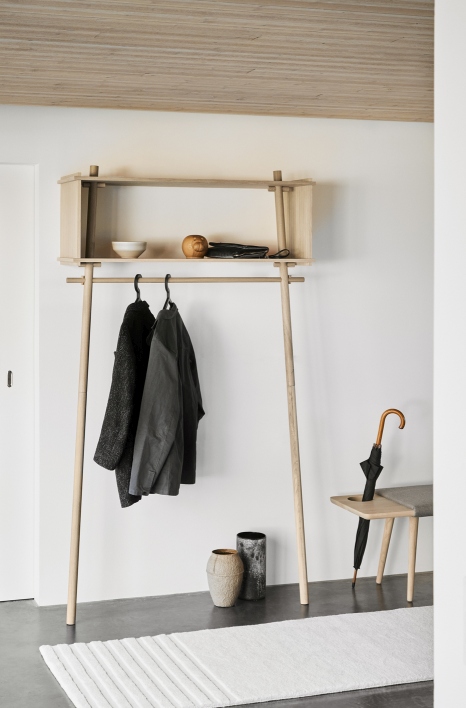 Grauer Kyoto Teppich von Woud, 80x200 cm, im minimalistischen Flur mit Garderobe und Bank.
