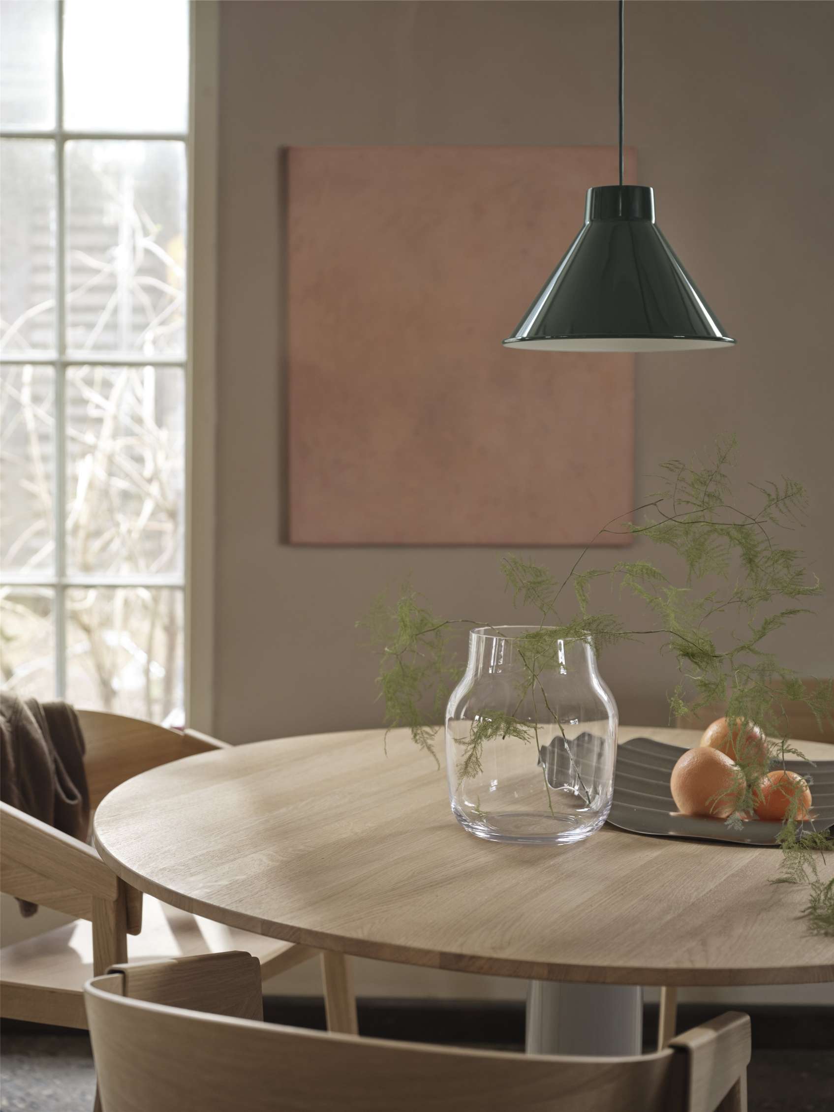 Nahaufnahme des Muuto MIDST Table Esstischs aus Eichenholz mit Stühlen, Vase und Dekoration.