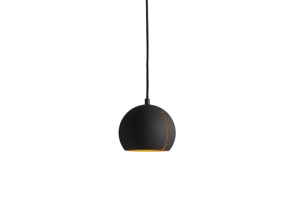 Schwarze Gap Pendelleuchte von Woud, runde Hängeleuchte mit warmem Lichtschein für Wohnraum und Esszimmer.