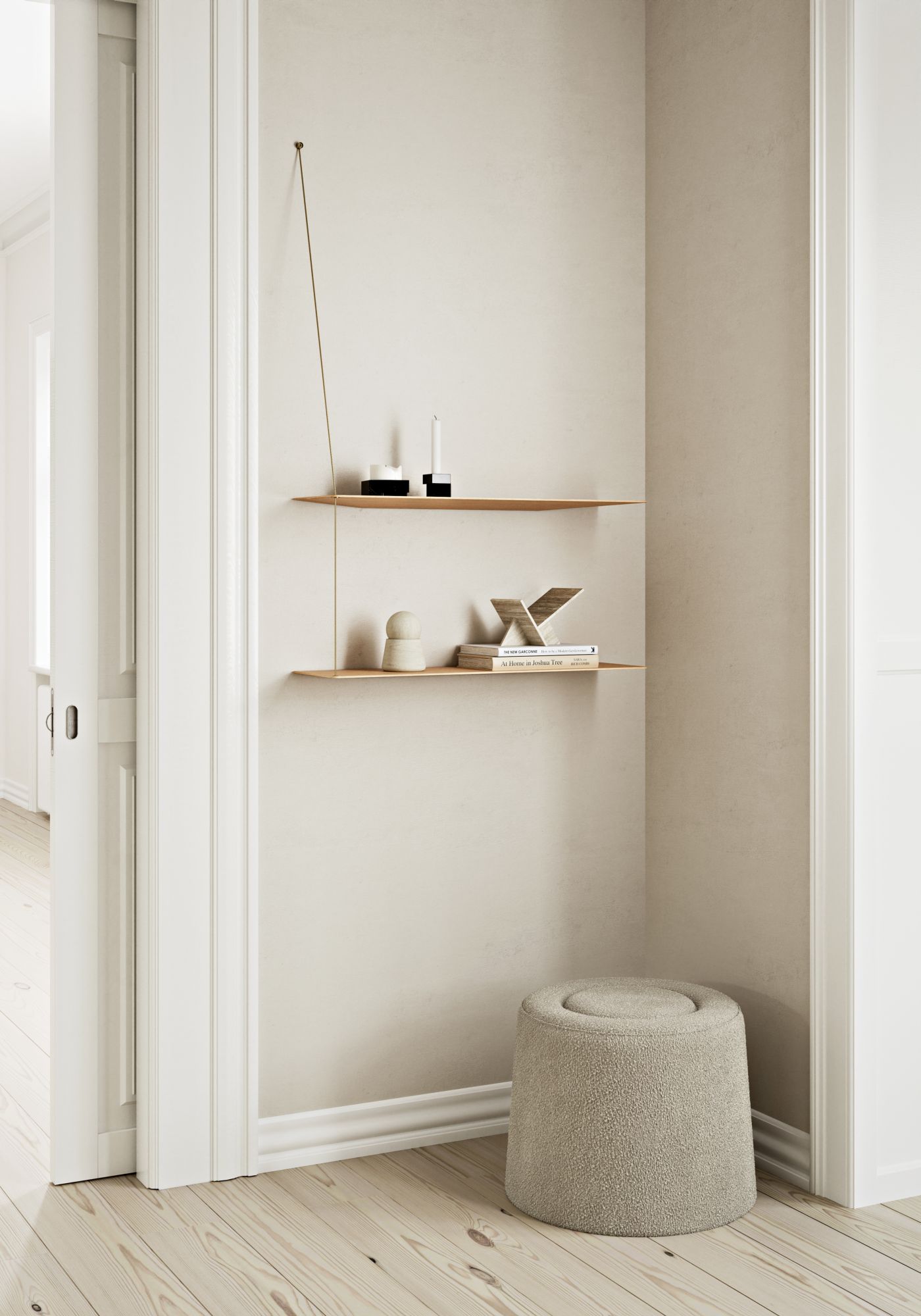 Stedge Wandregal von Woud in heller Raumgestaltung mit Dekoration und Hocker. Skandinavisches Design.
