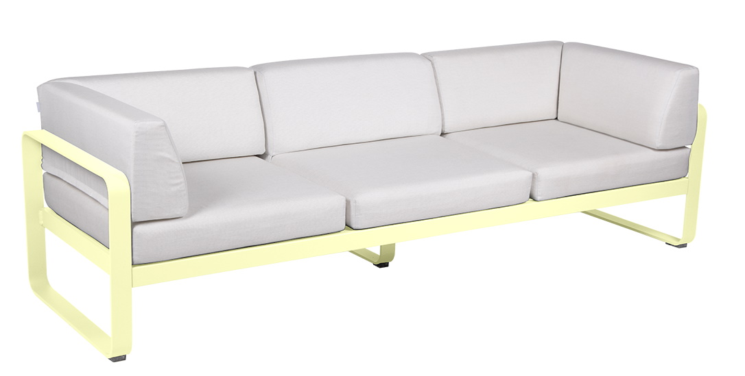 Fermob Bellevie Outdoor Sofa, 3-Sitzer, hellgelbes Gestell mit hellgrauen Polsterkissen für Garten und Terrasse.