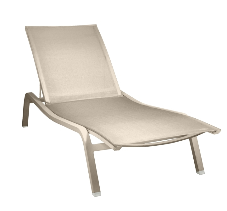 Alizé Sonnenliege XS von Fermob, moderne Gartenliege aus beigem Stoff und Aluminiumgestell für den Außenbereich.