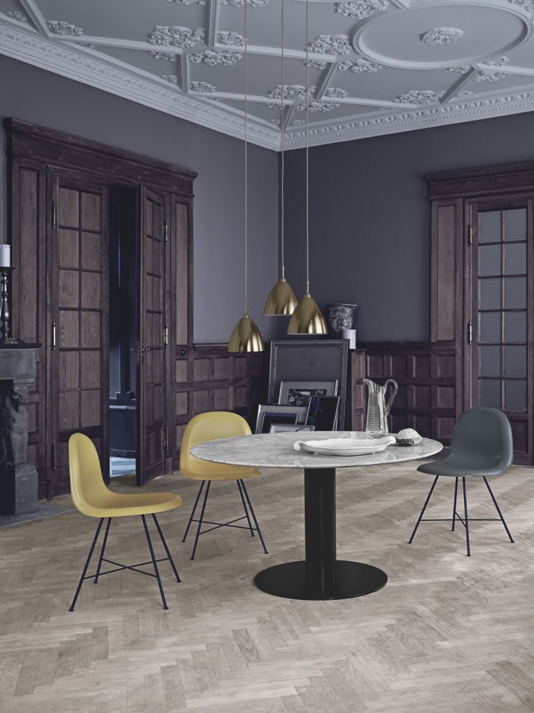 Bestlite BL9 M Pendelleuchte von Gubi in Gold über Esstisch mit Stühlen. Designleuchte für Esszimmer.