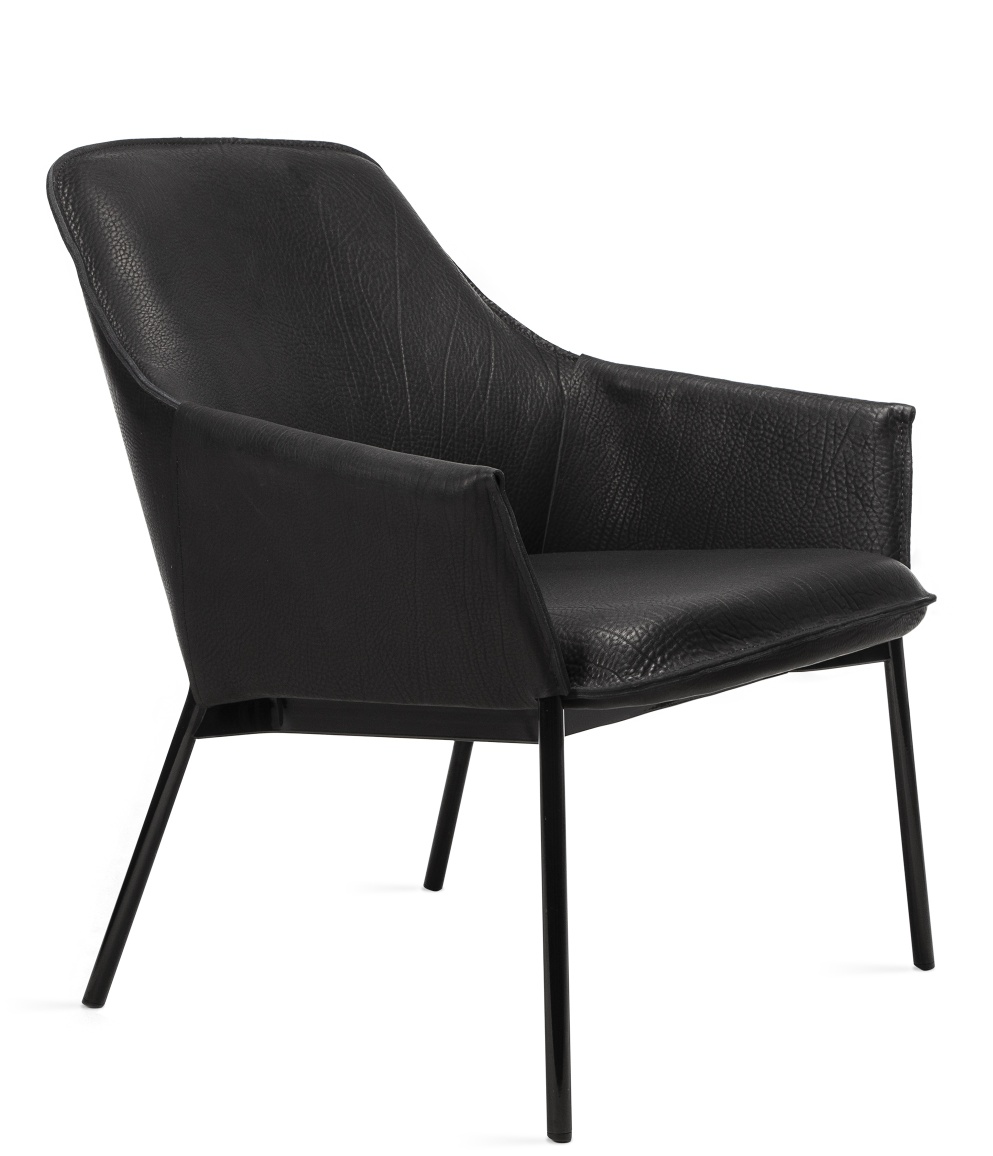 Grace Lounge Chair Low von Freifrau Manufaktur, schwarzer Ledersessel mit Armlehne und filigranem Metallgestell.