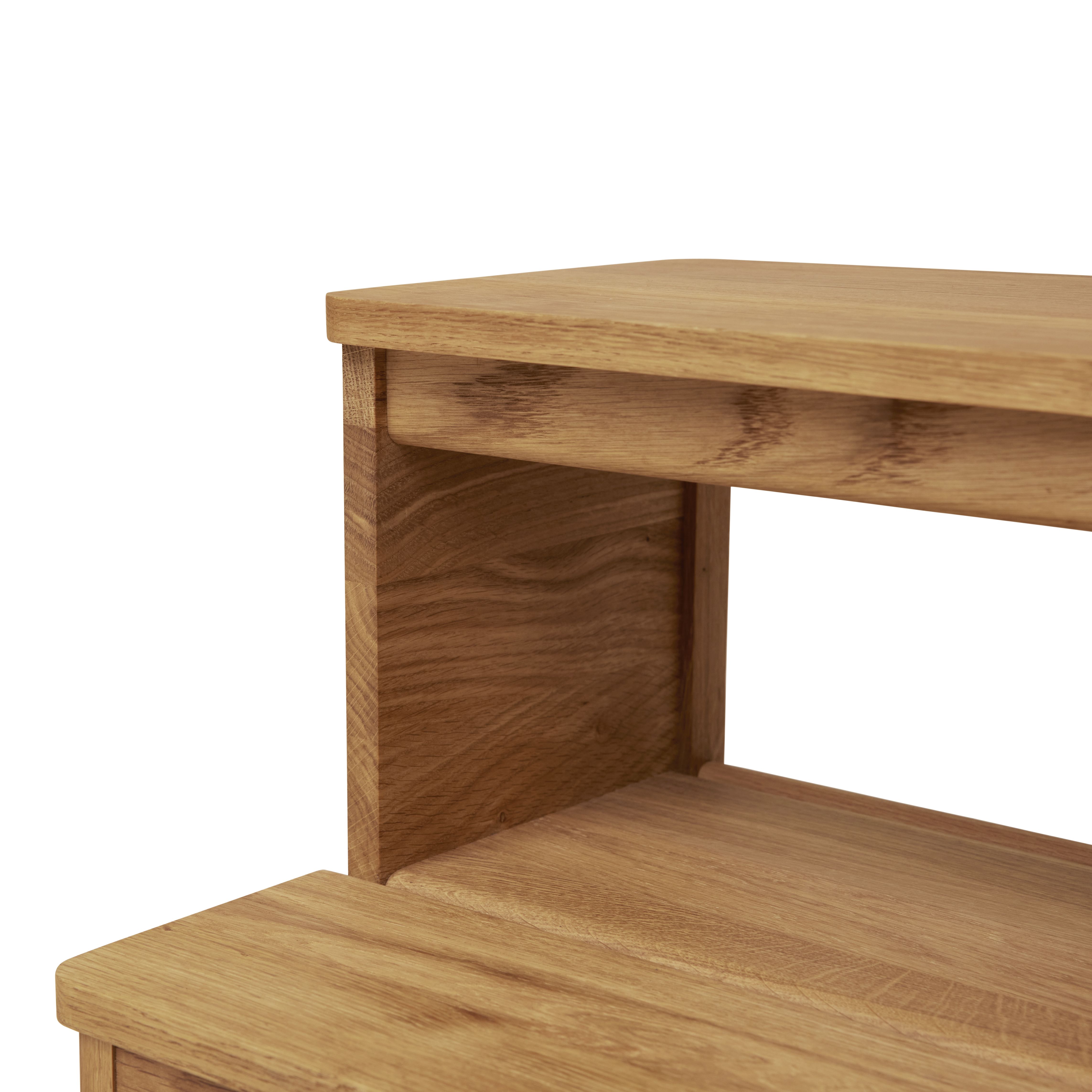 Detailaufnahme des A Line Steighockers aus hellem Holz, ideal als Tritthocker.