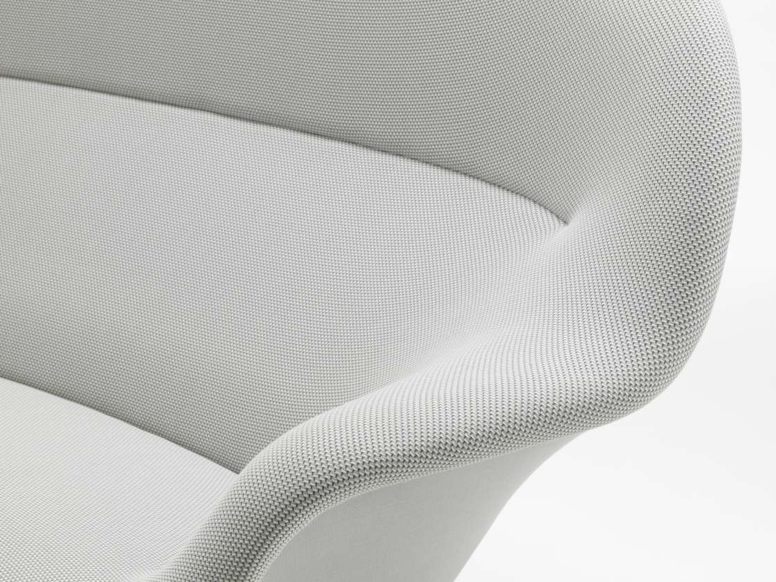Detailaufnahme des hellgrauen Vitra Abalon Sofas mit Armlehne und feiner Stoffstruktur.