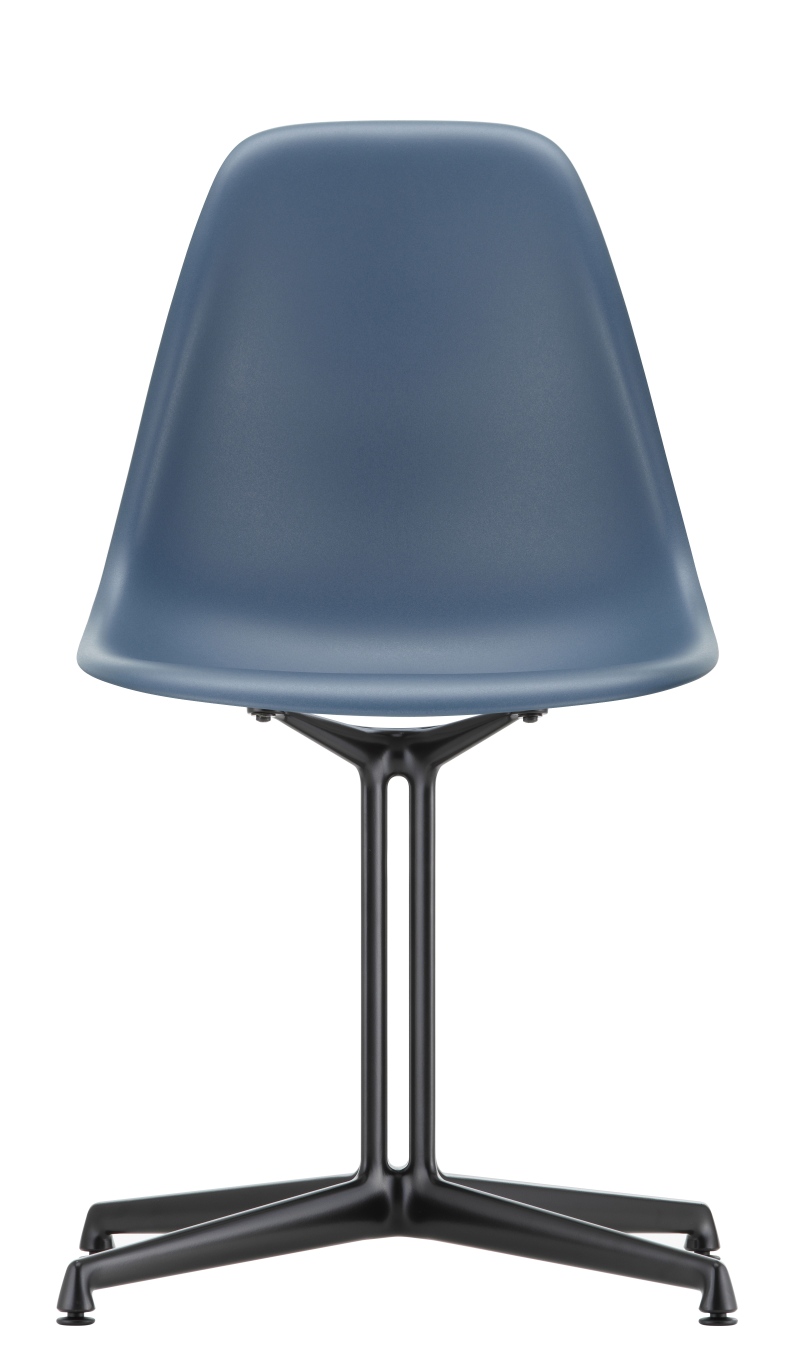 Vitra Eames Fiberglass Side Chair DSL Stuhl in Blau mit schwarzem Untergestell.