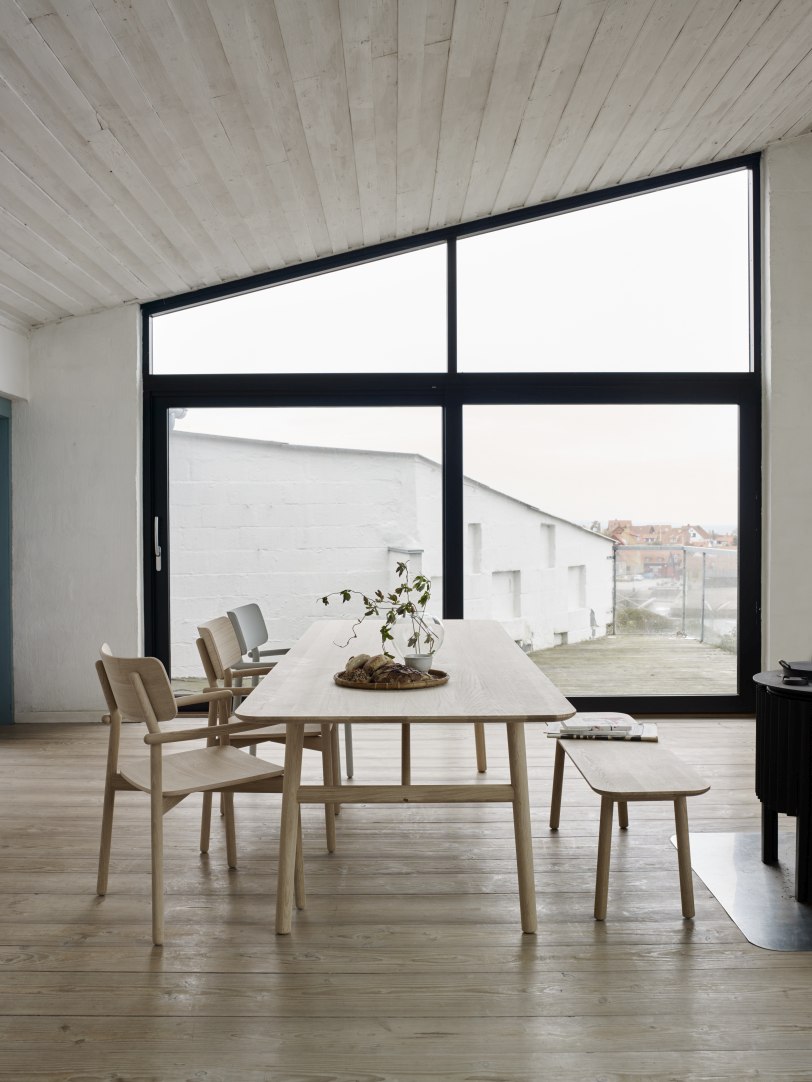 Heller Hven Tisch von Skagerak by Fritz Hansen mit Stühlen und Bank in modernem Raum.