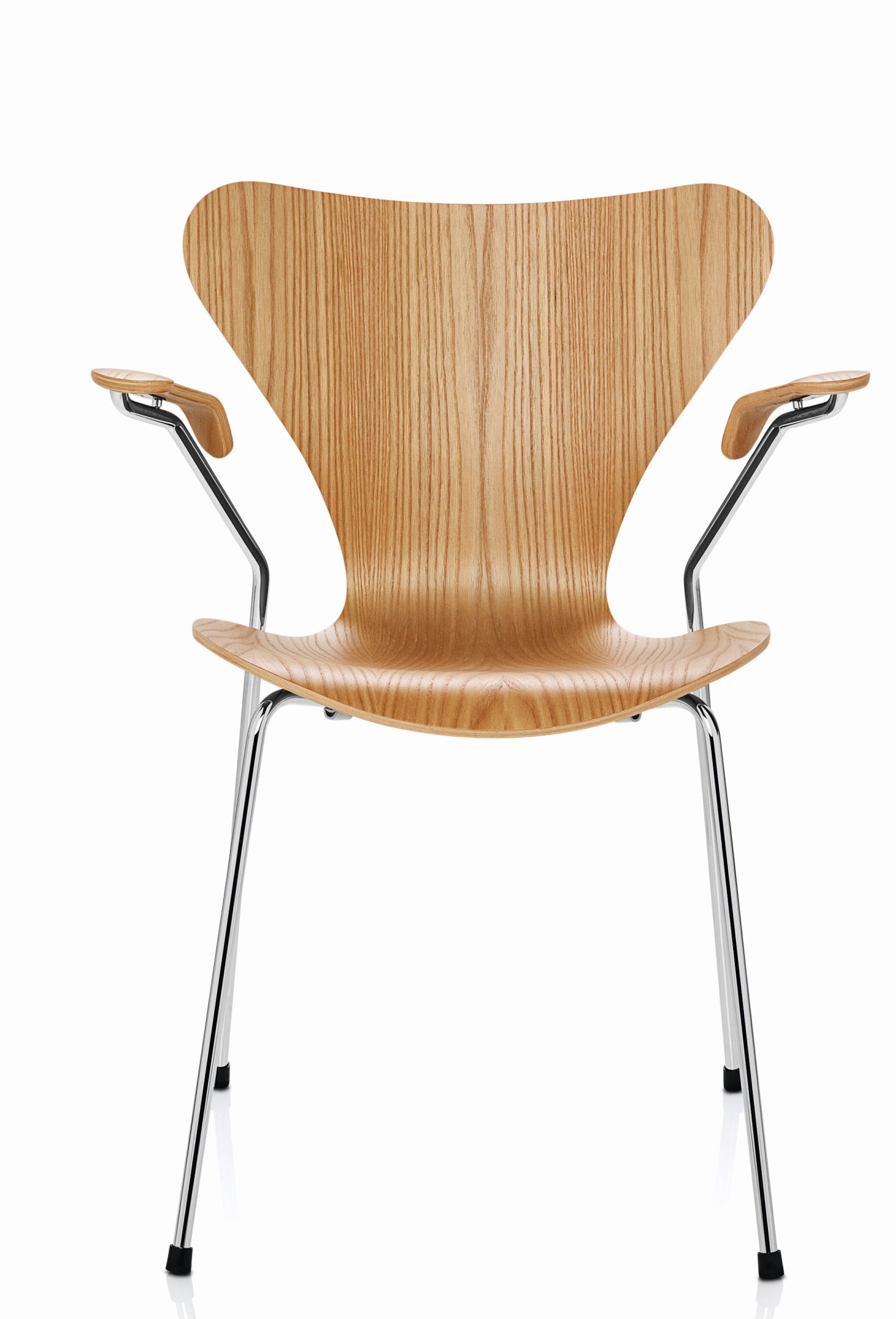 Fritz Hansen Siebener Stuhl 3207 mit Armlehnen, Holz und Chromgestell, Frontansicht.