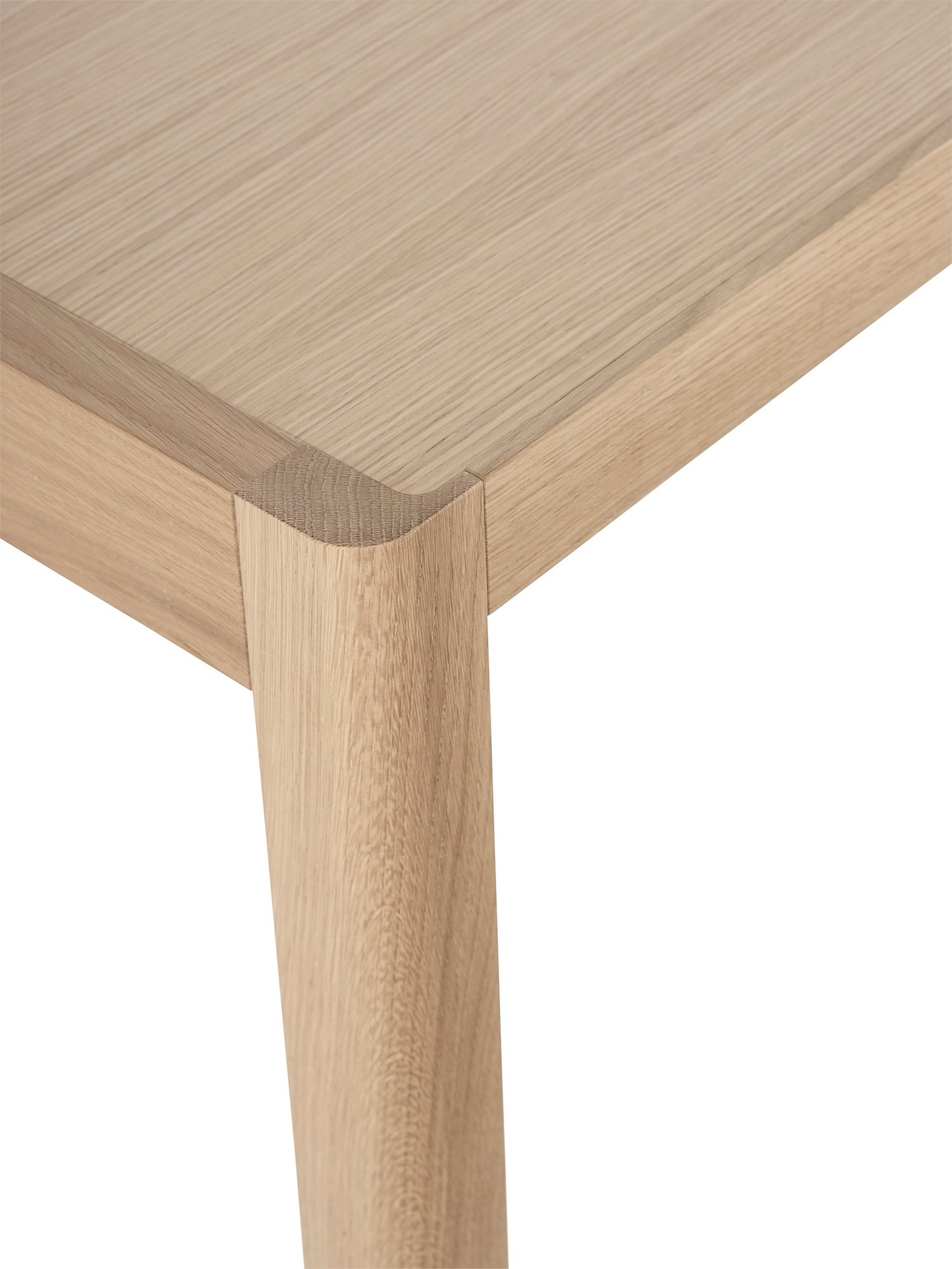 Detailaufnahme vom Muuto Workshop Table Tisch mit heller Holzplatte und abgerundetem Bein.