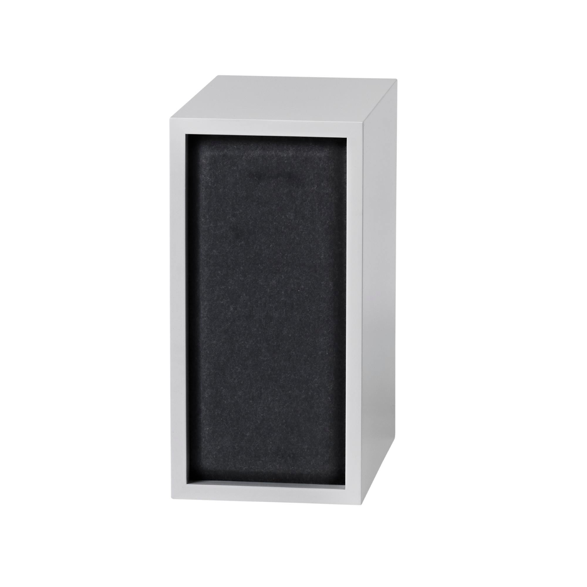 Kleines, graues Akustikpaneel für Muuto Stacked Regalsystem, zur Schallabsorption im Büro oder Wohnraum.