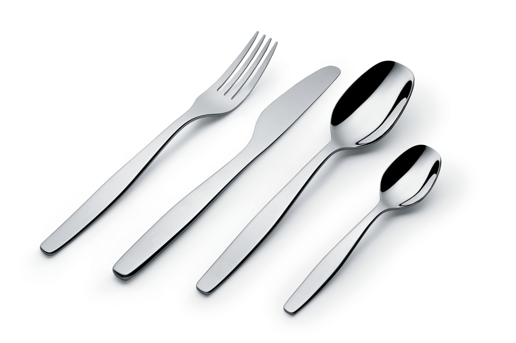 Nahaufnahme des Alessi Itsumo Bestecksets mit Gabel, Messer, großem und kleinem Löffel.