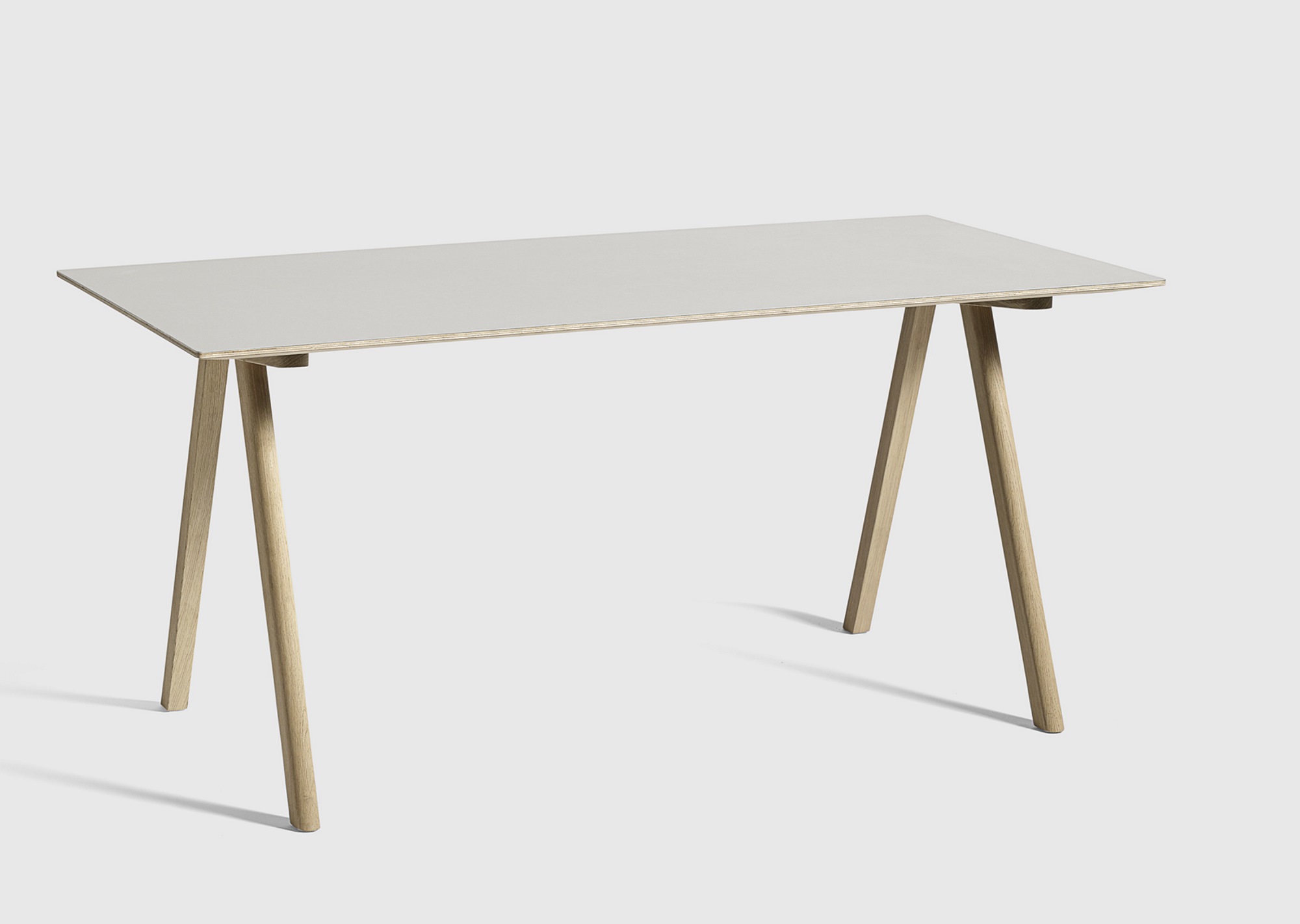 Heller Copenhague Tisch CPH 10 von Hay mit Holzbeinen und rechteckiger Tischplatte.