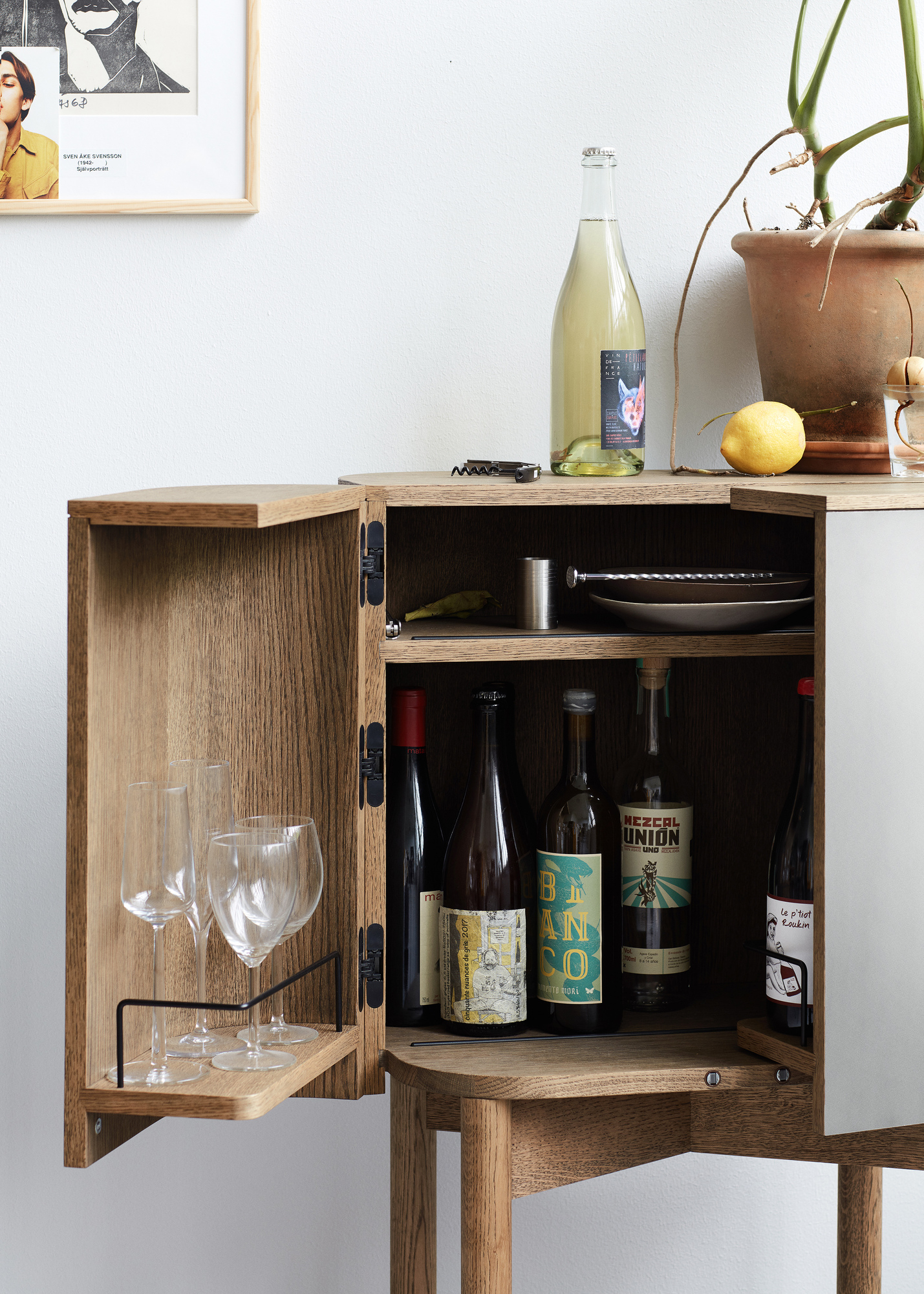 Northern Loud Bar Barschrank aus Eiche, offen mit Flaschen, Gläsern und Barzubehör.