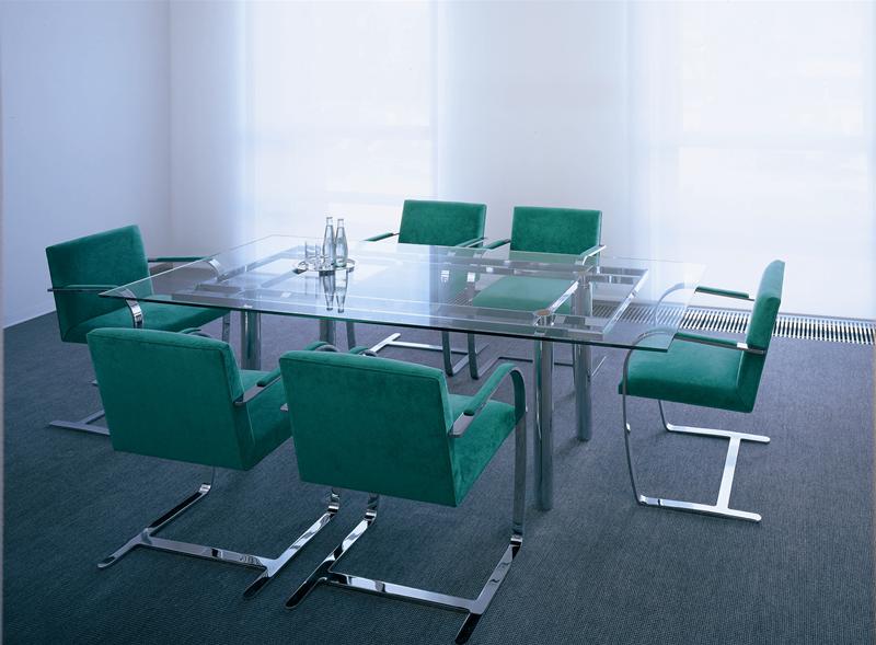 Brno Stühle mit Flachstahlgestell von Knoll International um einen Glastisch.