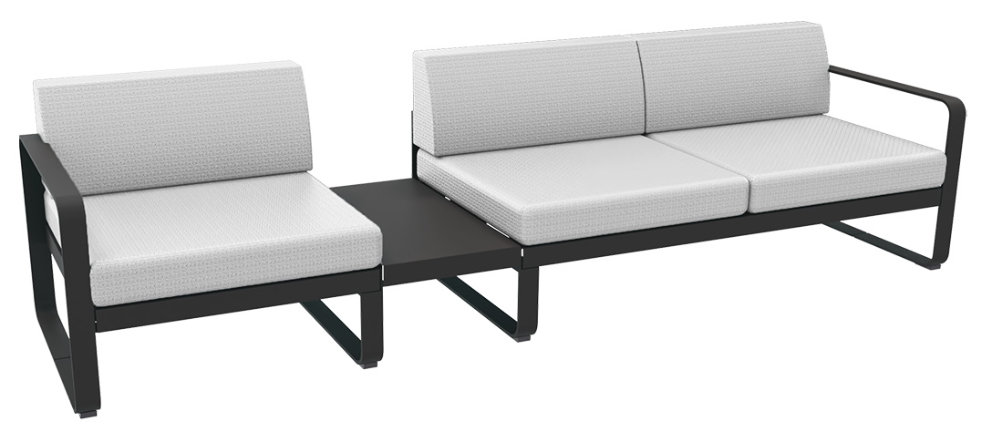 Bellevie Lounge Sofa von Fermob, Outdoor-Möbel mit anthrazitfarbenem Gestell und hellgrauen Polstern, bestehend aus Sessel, Sofa und Tisch.