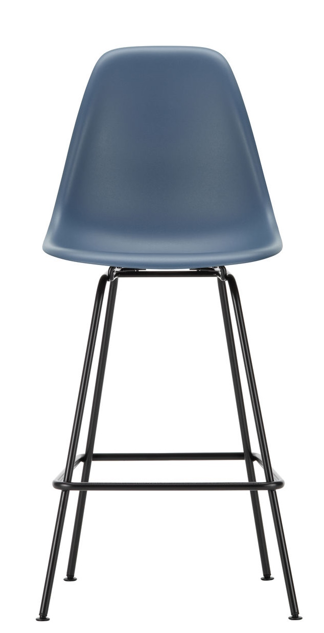 Eames Plastic Bar Stool von Vitra in Blau mit schwarzem Metallgestell, Frontansicht.