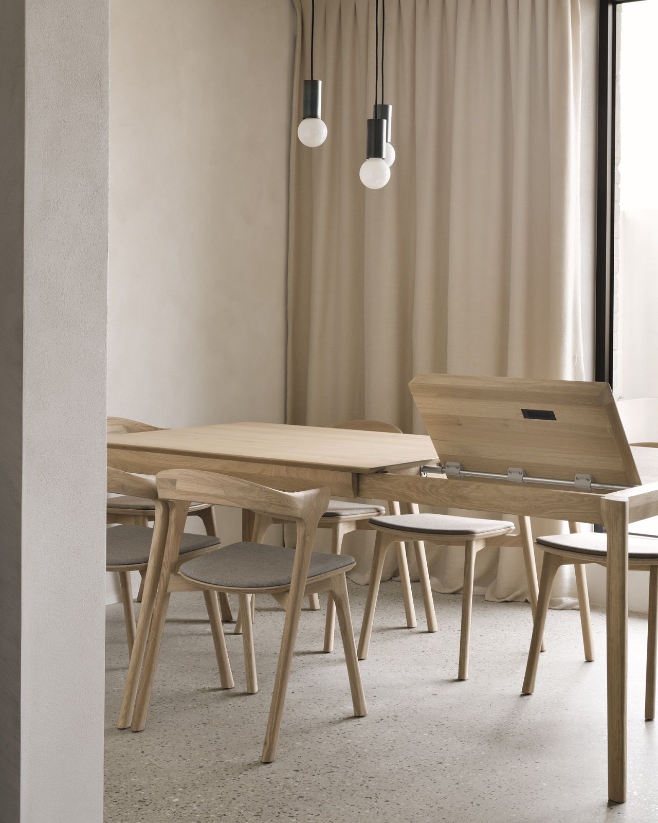 Bok Esstisch ausziehbar aus Eiche mit Stühlen, teilweise ausgezogen, für Esszimmer und Küche.