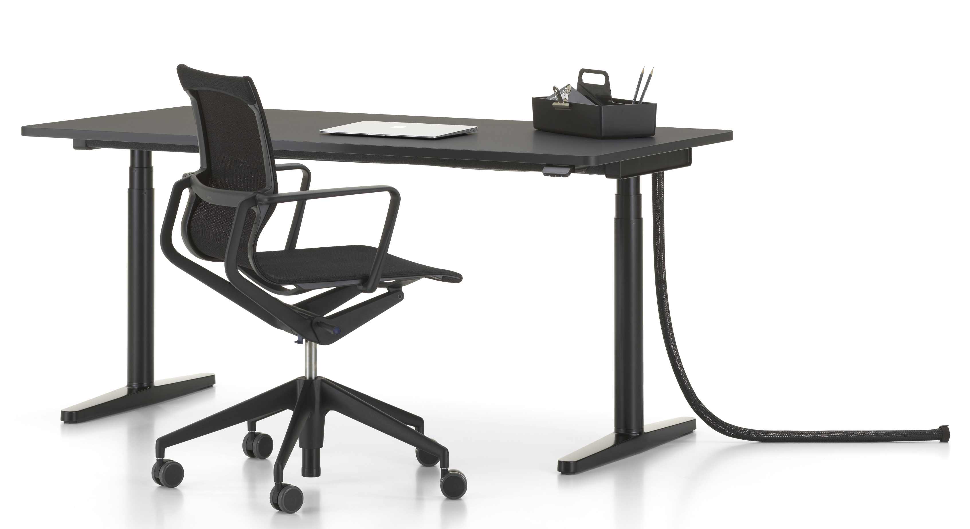 Vitra Tyde 2 Sitz- und Stehtisch 180 cm in Schwarz mit Bürostuhl und Zubehör.