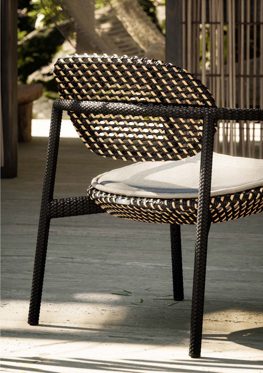 Detailansicht des ROII Stuhls von Dedon, ein schwarzer Outdoor-Stuhl mit geflochtenem Design.