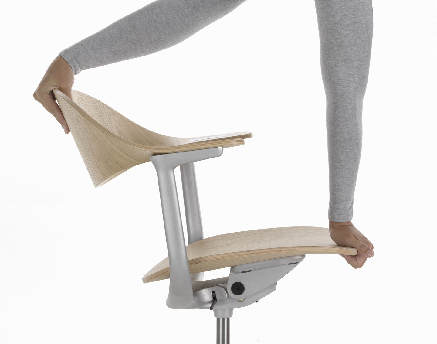 Mynt Bürodrehstuhl von Vitra mit hellem Holzfurnier, ergonomisch geformt, ideal für modernes Bürodesign.