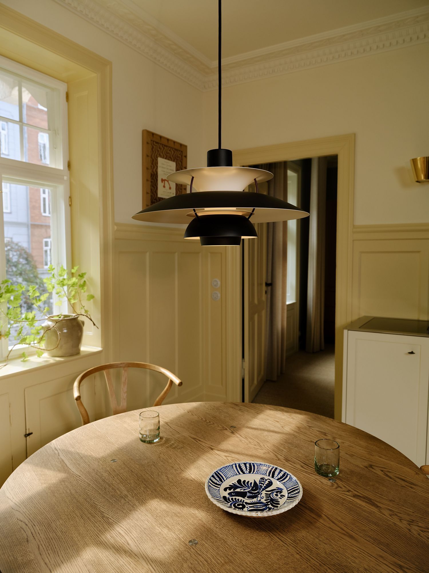 PH 5 Mini Pendelleuchte Black Edition über Esstisch, modernes Design, stilvolle Innenraumbeleuchtung von Louis Poulsen.