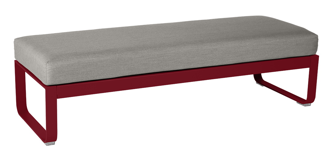 Bellevie Outdoor Hocker von Fermob, rot lackiertes Metallgestell mit grauem Polster, 2-Sitzer Gartenbank für Terrasse.