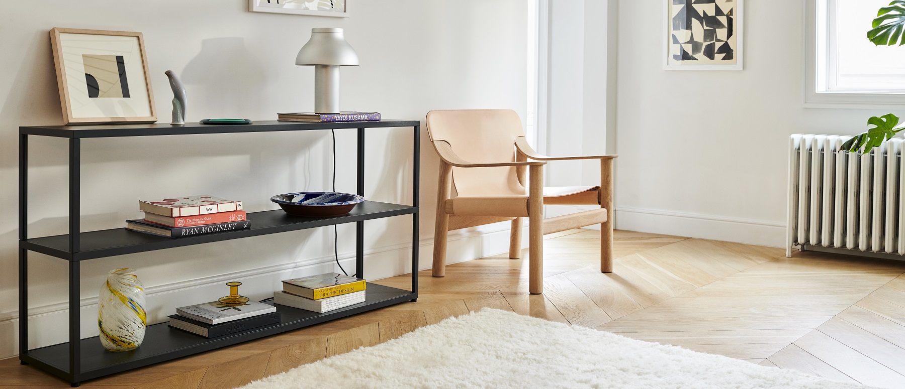 New Order Sideboard von Hay, schwarzes Regal mit drei Ebenen im modernen Wohnzimmer.