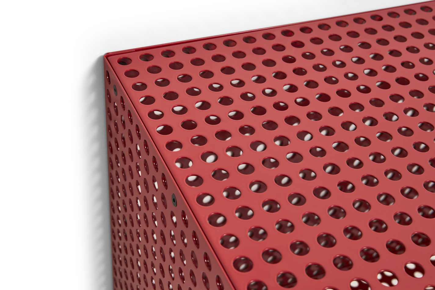 Detailaufnahme des roten Hay Perforated Cabinet Wall Small Sideboards mit Lochmuster an der Wand.