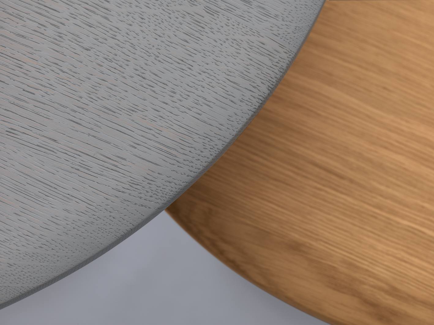 Detailaufnahme der Holzoberfläche des Turntable Couch Beistelltisches Zeitraum in Grau und Naturholz.