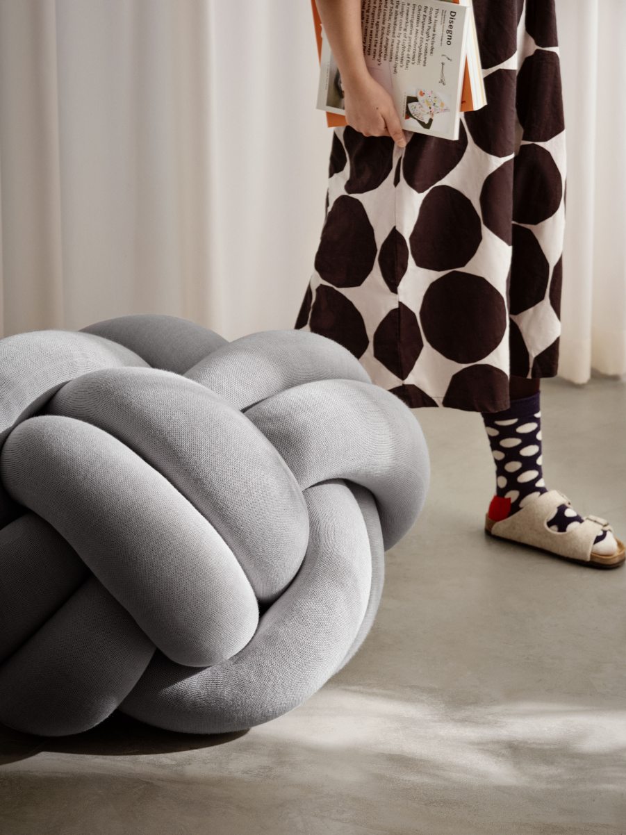Graues Knot Kissen von Design House Stockholm, ein dekoratives Sitzkissen im modernen Wohnzimmer.