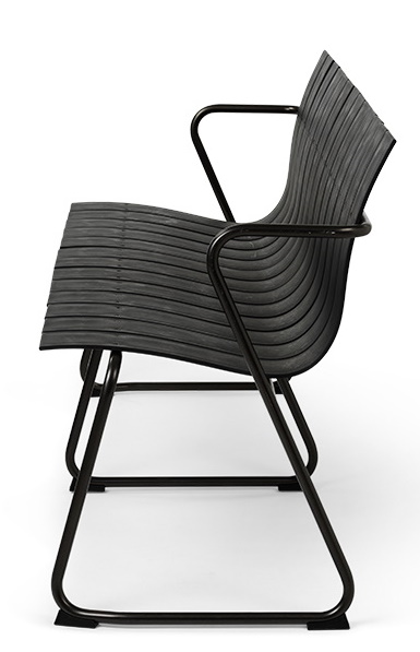 Schwarze Ocean Bank für den Außenbereich, moderne Gartenbank aus recyceltem Kunststoff, Seitenansicht.