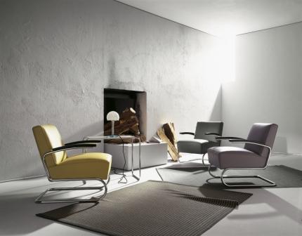 Innenaufnahme mit Thonet B 9 b Beistelltisch, Lampe und Sesseln in modernem Wohnzimmer. Designermöbel für stilvolles Wohnen.