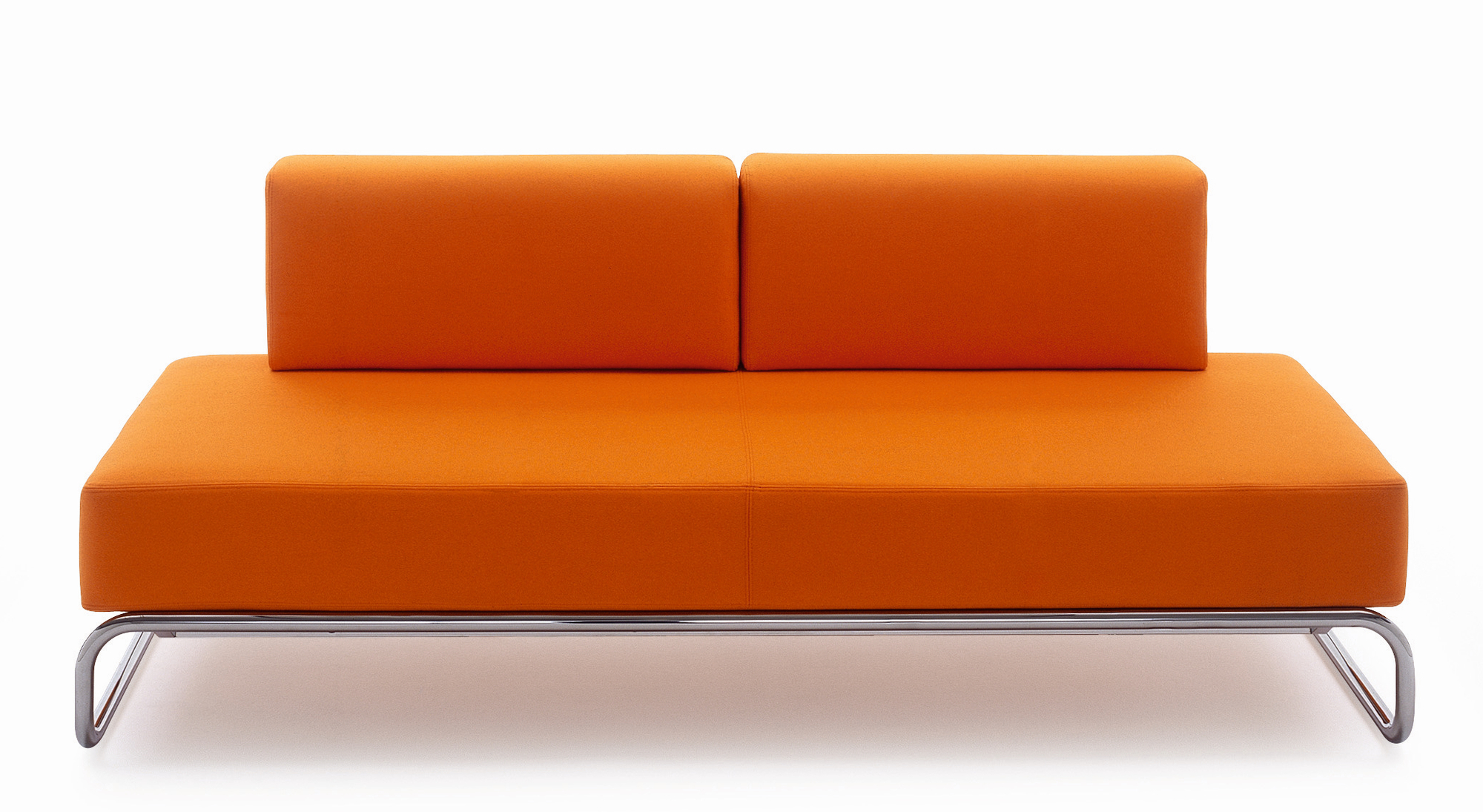 Orangefarbenes Thonet Sofa S 5002, ein moderner 2-Sitzer mit verchromtem Gestell. Bequemes Designsofa für Wohnzimmer.