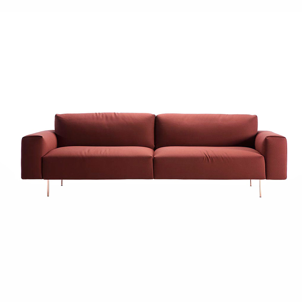 Tip Toe Sofa von Sancal, modernes, kastenförmiges Sofa in Rostrot mit filigranen, kupferfarbenen Füßen.