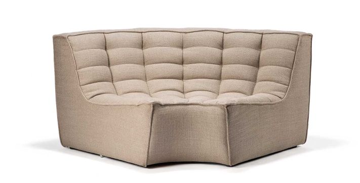 Beige N701 Sofa Ecke von Ethnicraft mit gesteppter Polsterung für Wohnzimmer und Lounge.