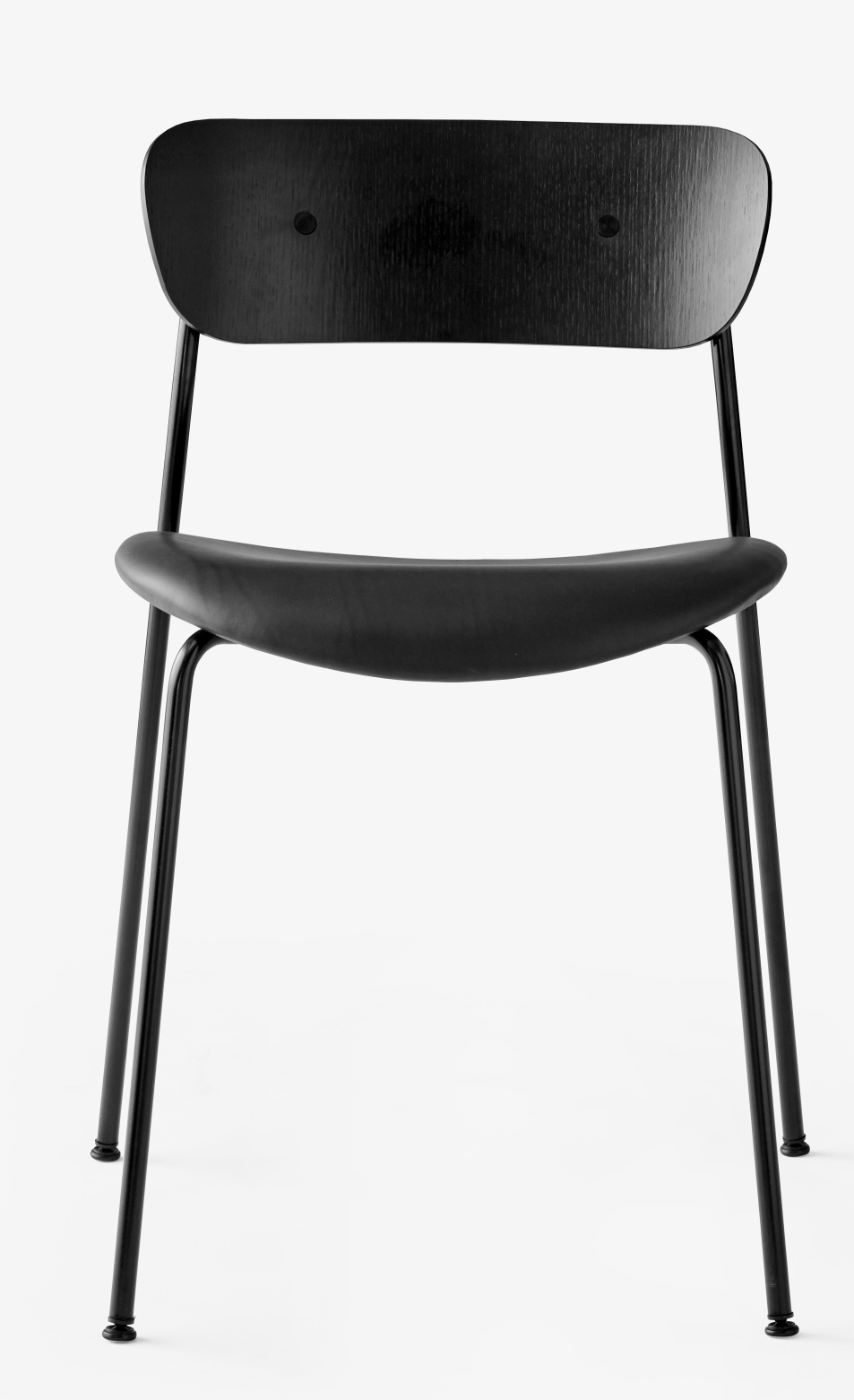 Schwarzer Pavilion AV3 Stuhl von AndTradition mit Sitzpolster, Ansicht von vorne, minimalistisches Design.
