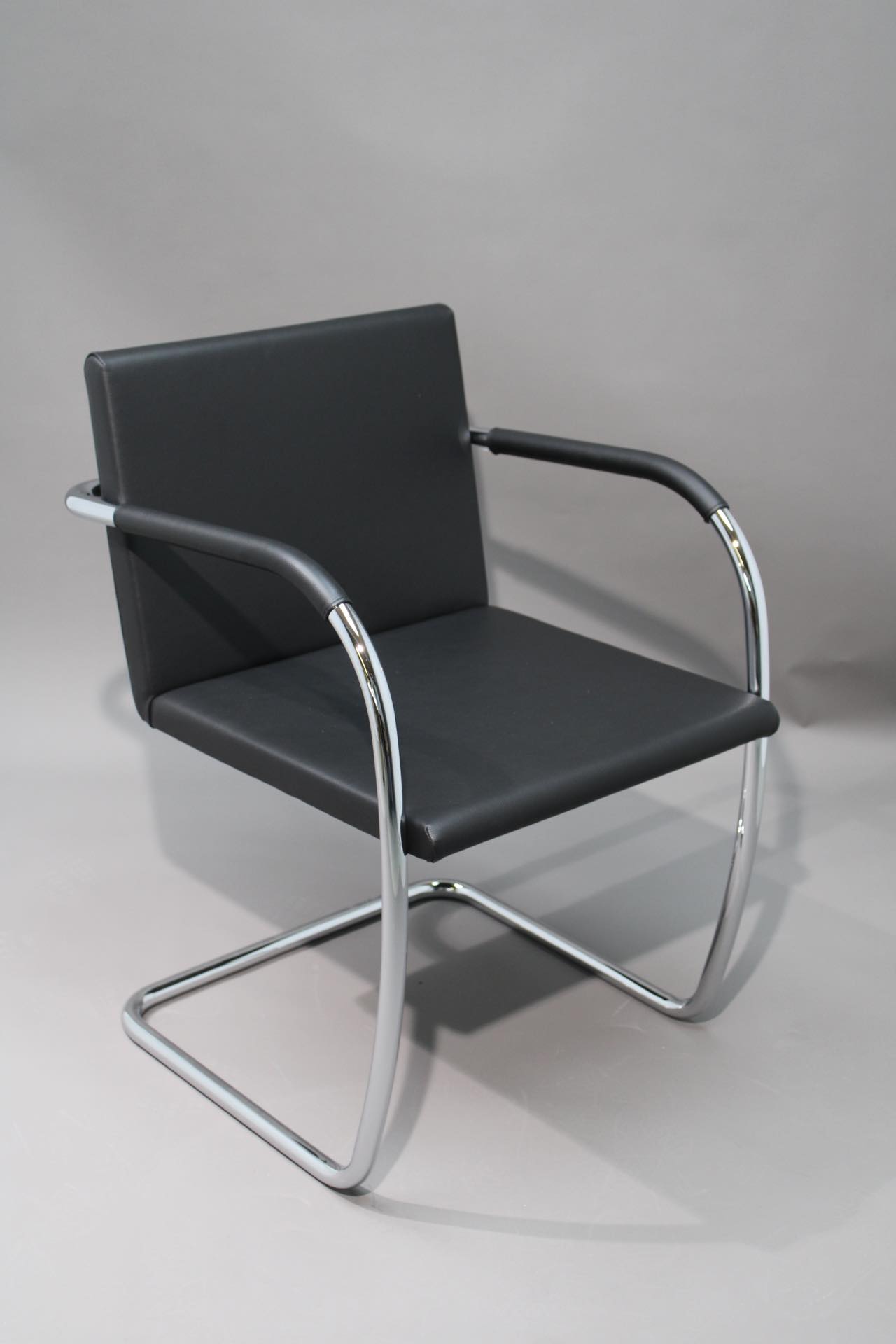 Brno Stuhl mit schwarzem Lederbezug und verchromtem Stahlrohrgestell von Knoll International.