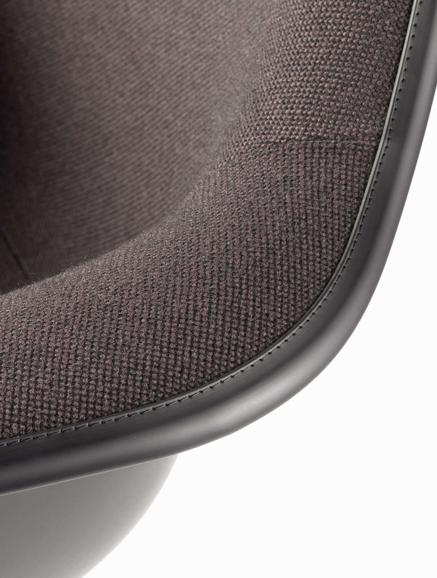 Detailaufnahme des braunen, vollgepolsterten Eames Plastic Arm Chair DAL Stuhls von Vitra mit schwarzem Gestell.