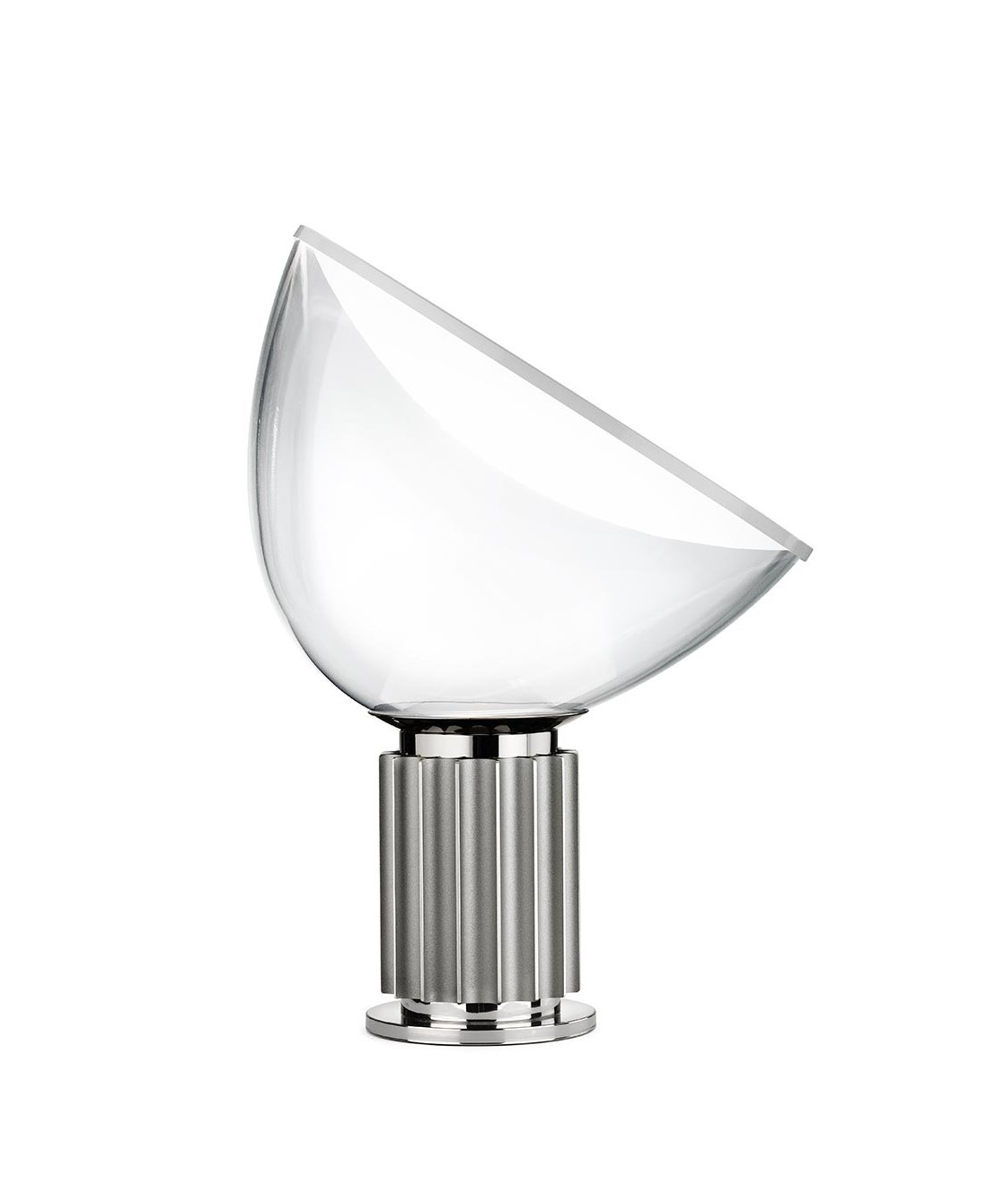 Taccia Small LED Tischleuchte von Flos mit Glasschirm und silbernem Sockel.