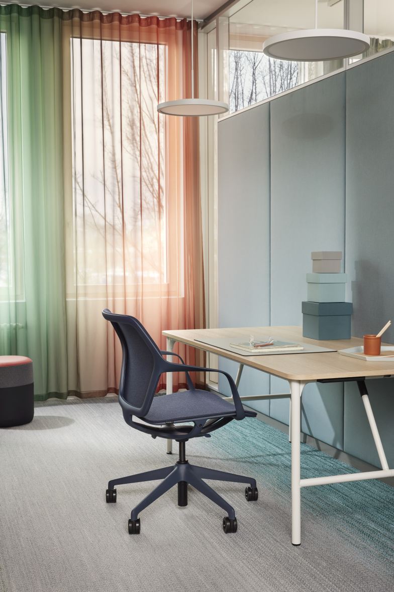 Ray Work 9220 Bürodrehstuhl von Brunner in blau vor einem hellen Schreibtisch im modernen Büro.