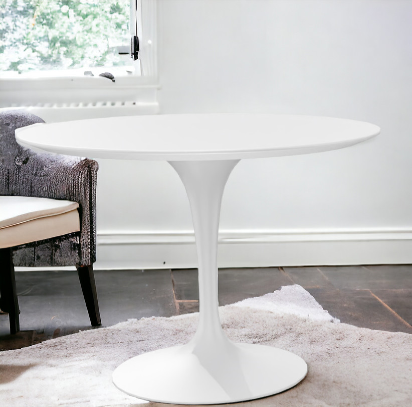 Weißer Saarinen Lounge Tisch von Knoll International mit runder Tischplatte und Trompetenfuß auf Teppich.