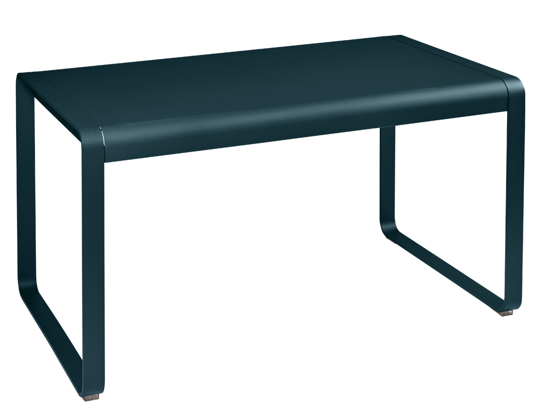 Bellevie Outdoor Tisch von Fermob, rechteckig, aus Metall in Dunkelblau, für Garten und Terrasse.