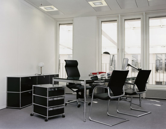 Schwarzes USM Sideboard mit Lederauflage in einer Büroecke, hochwertige Möbel für stilvolles Design.