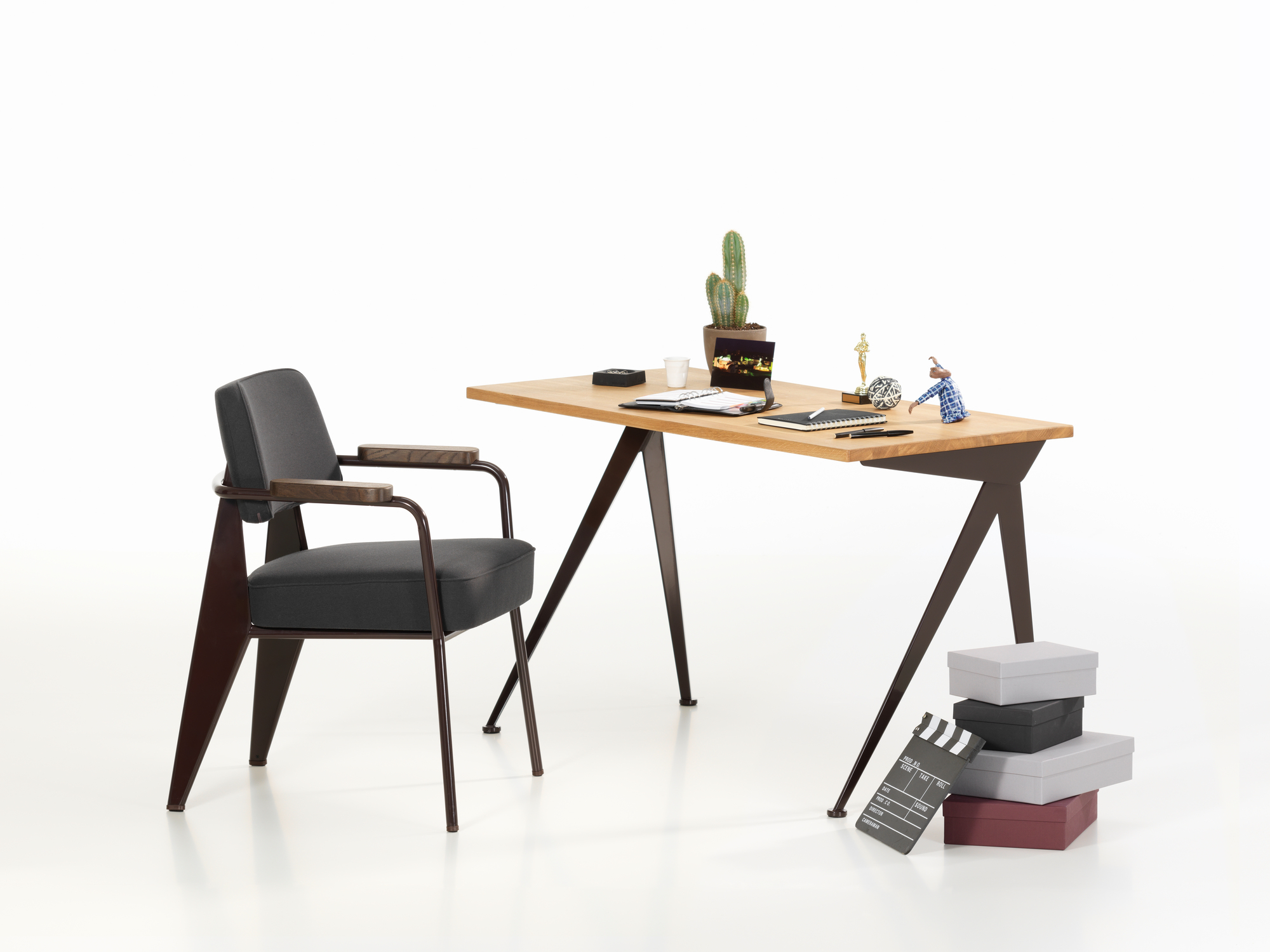Vitra Compas Direction Schreibtisch mit Holzplatte und braunem Metallgestell, kombiniert mit passendem Bürostuhl.
