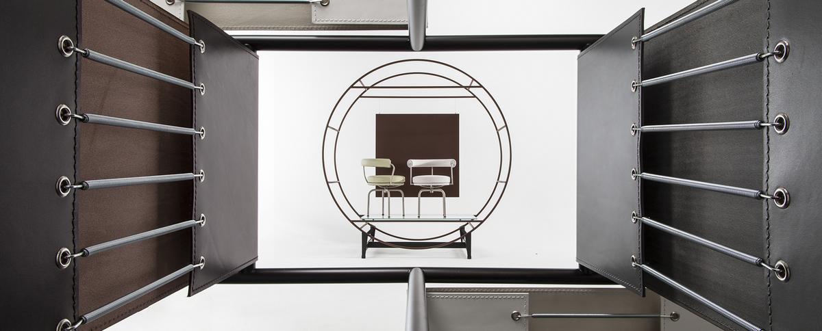 Detailaufnahme des Cassina 7 Fauteuil Tournant Drehsessels, Leder, Stahlfedern, modernes Design für Wohnzimmer und Büro.