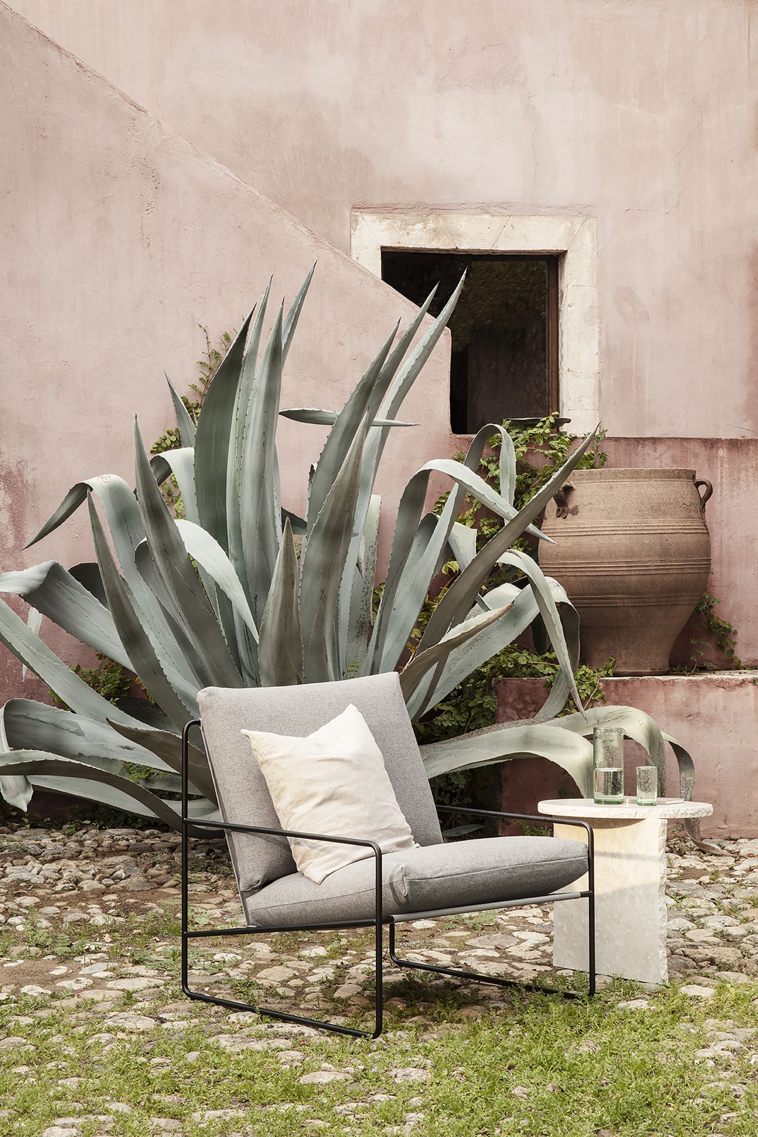 Desert Sessel von Ferm Living: Outdoor Sessel mit Cashmere Bezug und schwarzem Gestell.