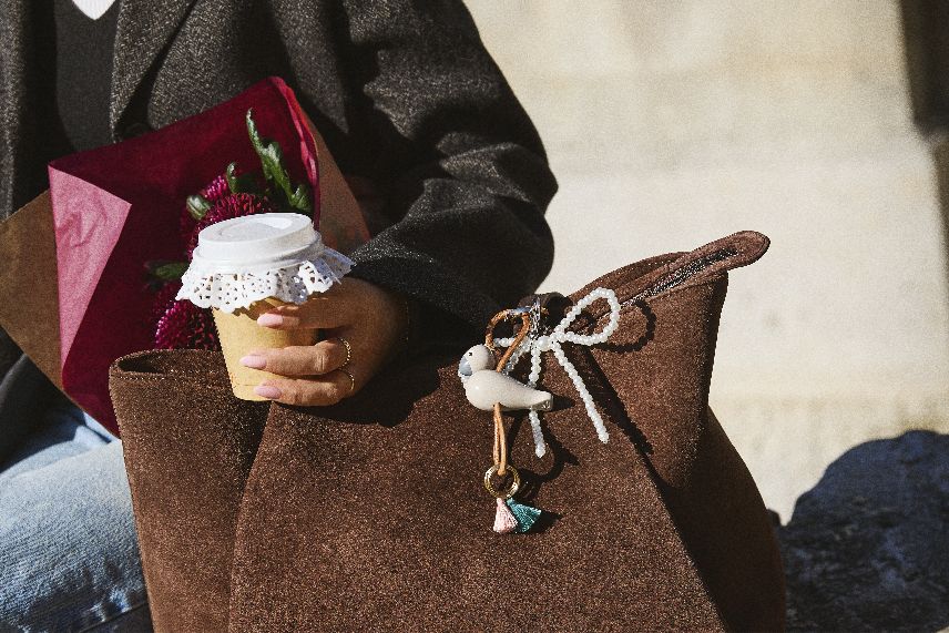 Sleutelhanger met vogelmotief in beige goudkleurig metaal met natuurlijk leer Kay Bojesen